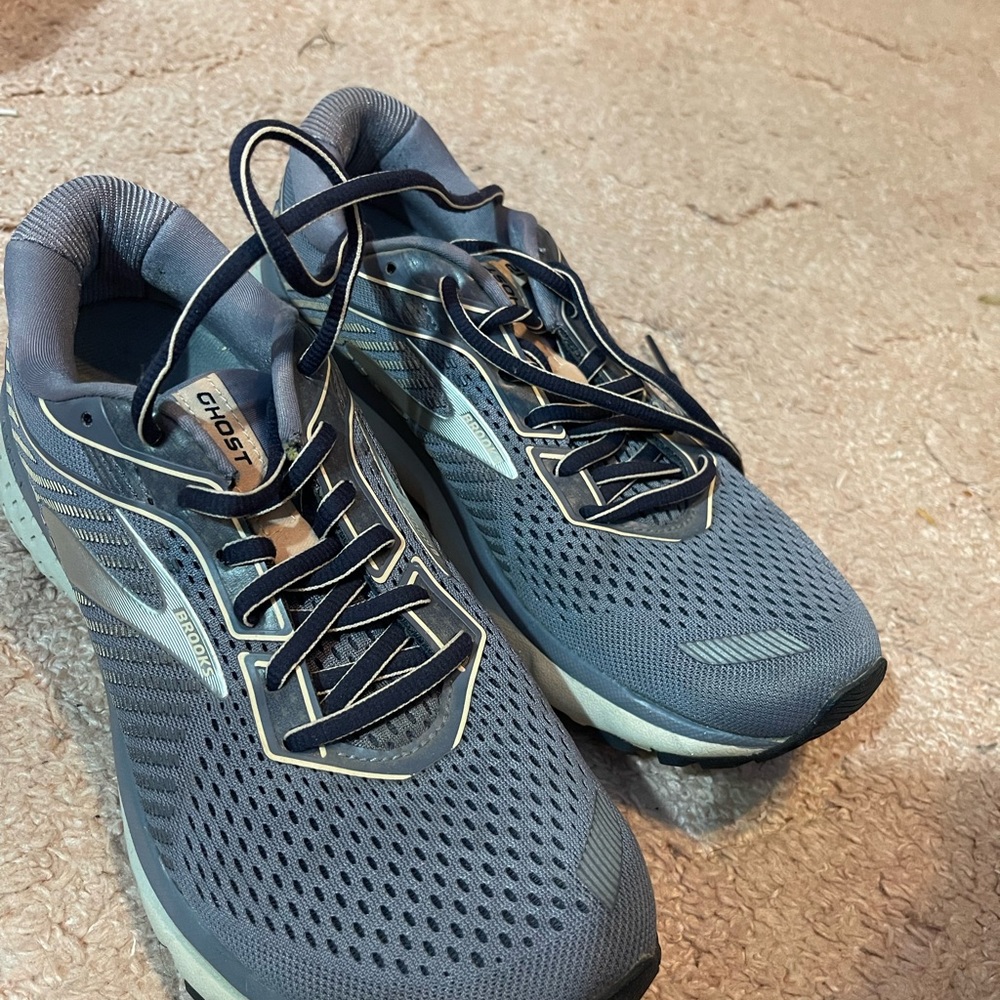 Purpley grey Ghost Brooks sneakers size 9!